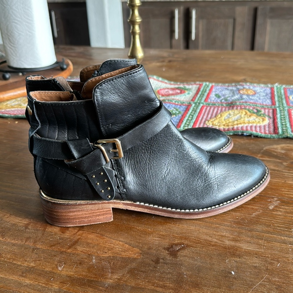 Crevo collie buckled black booties